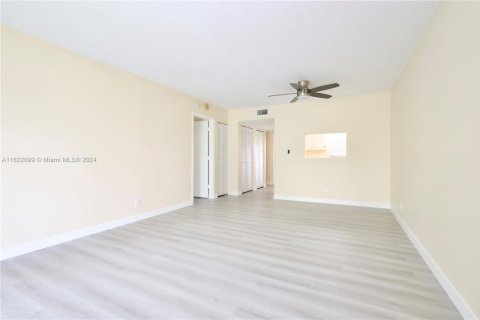 Condo in Margate, Florida, 1 bedroom  № 1762717 - photo 4