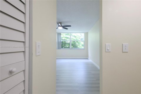 Condo in Margate, Florida, 1 bedroom  № 1762717 - photo 11