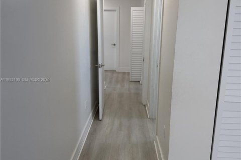Villa ou maison à louer à Miami, Floride: 3 chambres, 220.55 m2 № 2045024 - photo 4