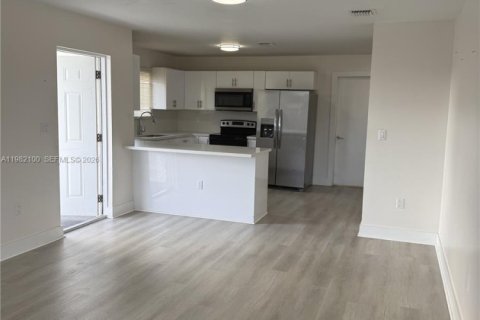 Villa ou maison à louer à Miami, Floride: 3 chambres, 220.55 m2 № 2045024 - photo 3