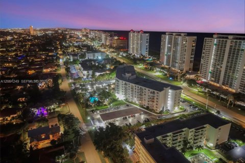 Condo in Boca Raton, Florida, 1 bedroom № 2263779 - photo 20