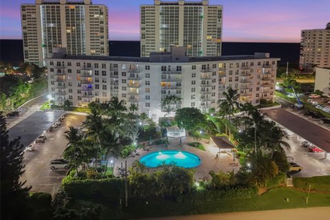 Condo in Boca Raton, Florida, 1 bedroom № 2263779 - photo 18