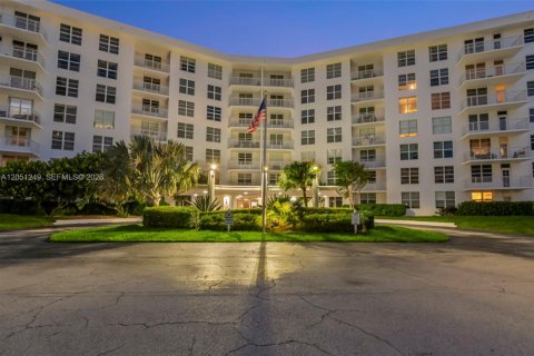 Condo in Boca Raton, Florida, 1 bedroom № 2263779 - photo 24