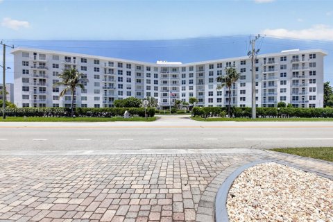 Condo in Boca Raton, Florida, 1 bedroom № 2263779 - photo 17