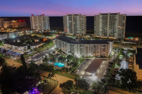 Condo in Boca Raton, Florida, 1 bedroom № 2263779 - photo 19