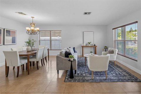 Casa en venta en Orlando, Florida, 6 dormitorios, 327.11 m2 № 2238517 - foto 10