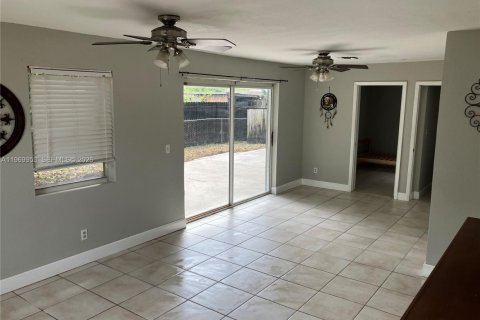 Снять в аренду виллу или дом в Дейви, Флорида 3 спальни, 96.15м2, № 2030752 - фото 2