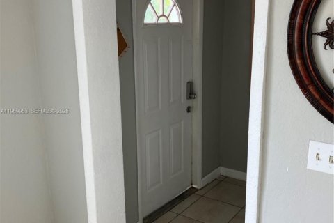 Снять в аренду виллу или дом в Дейви, Флорида 3 спальни, 96.15м2, № 2030752 - фото 3