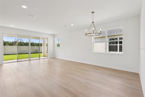 House in New Port Richey, Florida 4 bedrooms, 192.4 sq.m. № 2347729 - photo 4