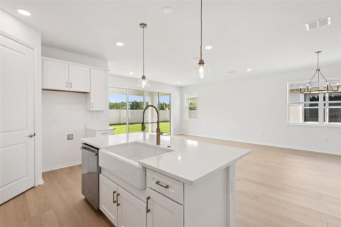 House in New Port Richey, Florida 4 bedrooms, 192.4 sq.m. № 2347729 - photo 17