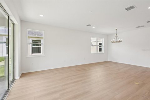 House in New Port Richey, Florida 4 bedrooms, 192.4 sq.m. № 2347729 - photo 9