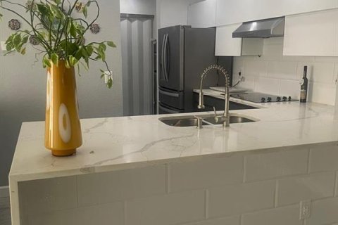 Condominio en alquiler en Orlando, Florida, 2 dormitorios, 93.18 m2 № 1915486 - foto 1