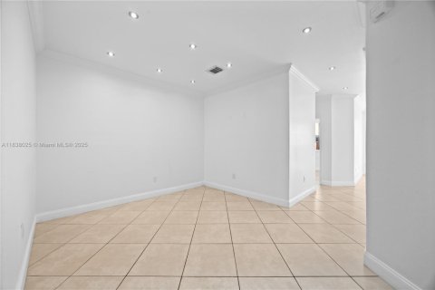 Townhouse in Miami, Florida 4 bedrooms, 164.9 sq.m. № 1823616 - photo 12