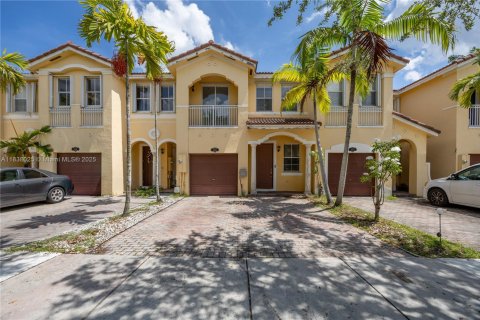 Townhouse in Miami, Florida 4 bedrooms, 164.9 sq.m. № 1823616 - photo 1