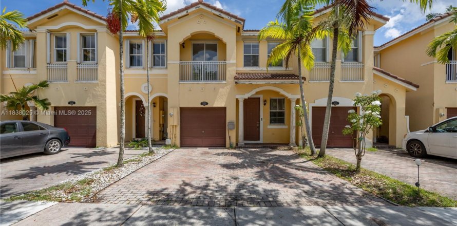 Townhouse in Miami, Florida 4 bedrooms, 164.9 sq.m. № 1823616