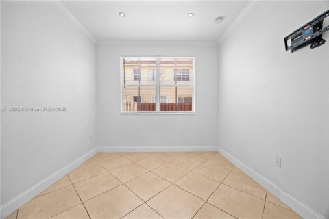 Townhouse in Miami, Florida 4 bedrooms, 164.9 sq.m. № 1823616 - photo 26