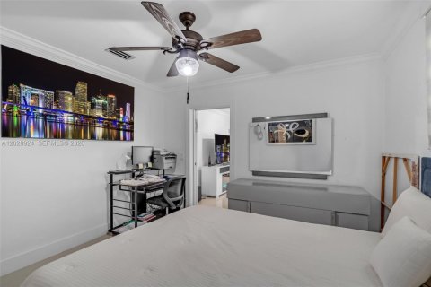 House in Miami, Florida 3 bedrooms, 179.95 sq.m. № 2257818 - photo 16
