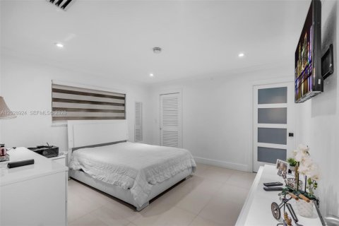 House in Miami, Florida 3 bedrooms, 179.95 sq.m. № 2257818 - photo 23