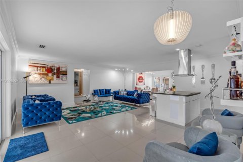 House in Miami, Florida 3 bedrooms, 179.95 sq.m. № 2257818 - photo 4