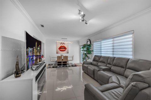 House in Miami, Florida 3 bedrooms, 179.95 sq.m. № 2257818 - photo 14