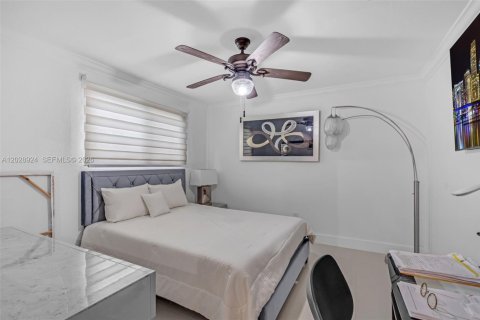 House in Miami, Florida 3 bedrooms, 179.95 sq.m. № 2257818 - photo 15