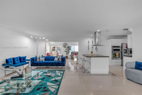 House in Miami, Florida 3 bedrooms, 179.95 sq.m. № 2257818 - photo 5