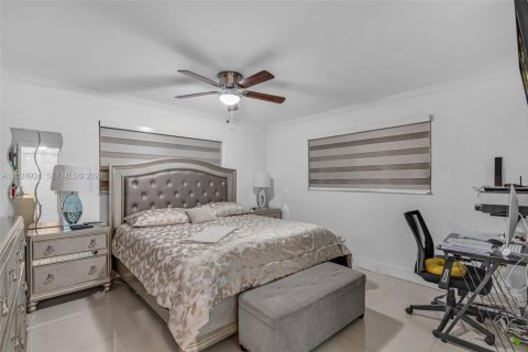 House in Miami, Florida 3 bedrooms, 179.95 sq.m. № 2257818 - photo 18