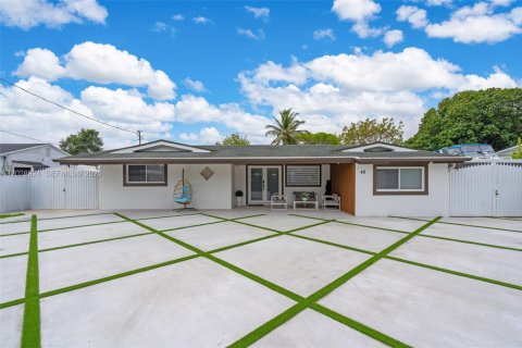 House in Miami, Florida 3 bedrooms, 179.95 sq.m. № 2257818