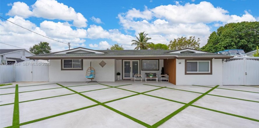 House in Miami, Florida 3 bedrooms, 179.95 sq.m. № 2257818