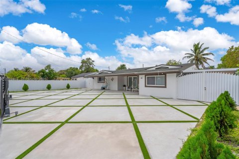 House in Miami, Florida 3 bedrooms, 179.95 sq.m. № 2257818 - photo 2