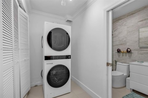 House in Miami, Florida 3 bedrooms, 179.95 sq.m. № 2257818 - photo 29