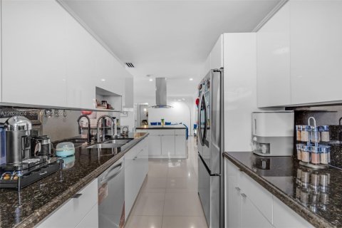 House in Miami, Florida 3 bedrooms, 179.95 sq.m. № 2257818 - photo 12