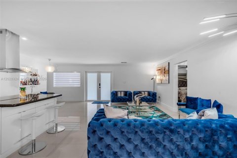 House in Miami, Florida 3 bedrooms, 179.95 sq.m. № 2257818 - photo 7