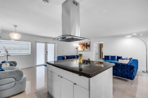House in Miami, Florida 3 bedrooms, 179.95 sq.m. № 2257818 - photo 9