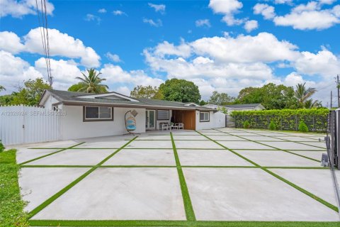 House in Miami, Florida 3 bedrooms, 179.95 sq.m. № 2257818 - photo 3