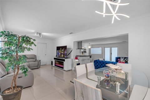 House in Miami, Florida 3 bedrooms, 179.95 sq.m. № 2257818 - photo 13