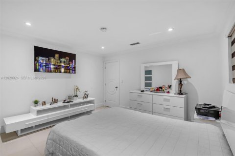 House in Miami, Florida 3 bedrooms, 179.95 sq.m. № 2257818 - photo 24