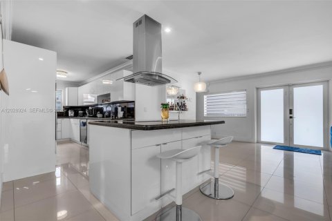 House in Miami, Florida 3 bedrooms, 179.95 sq.m. № 2257818 - photo 8