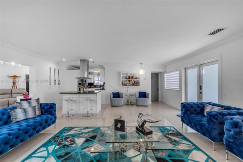 House in Miami, Florida 3 bedrooms, 179.95 sq.m. № 2257818 - photo 6