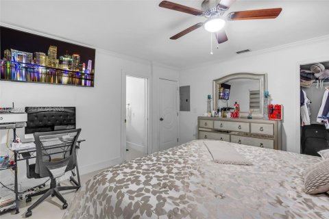 House in Miami, Florida 3 bedrooms, 179.95 sq.m. № 2257818 - photo 20