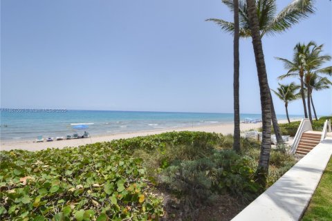 Condo in Highland Beach, Florida, 2 bedrooms  № 1776213 - photo 17