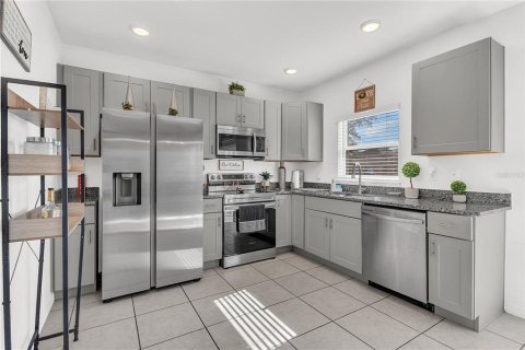 Villa ou maison à vendre à Poinciana, Floride: 3 chambres, 118.26 m2 № 2390843 - photo 3