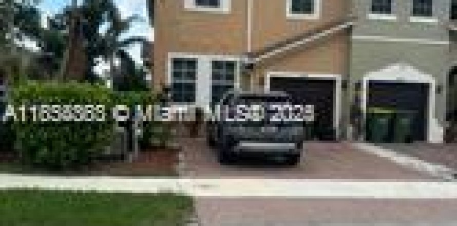 Townhouse in Homestead, Florida 4 bedrooms, 181.35 sq.m. № 1877823
