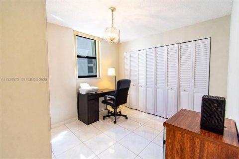 Copropriété à vendre à Miami Beach, Floride: 2 chambres, 83.8 m2 № 1988264 - photo 17