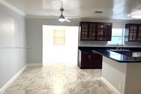 Villa ou maison à louer à Davie, Floride: 3 chambres, 118.91 m2 № 2411800 - photo 10