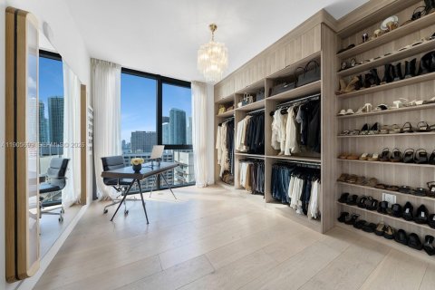 Condominio en venta en Miami, Florida, 3 dormitorios, 254.83 m2 № 2090629 - foto 14