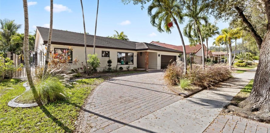 Casa en Miami Lakes, Florida 4 dormitorios, 172.8 m2 № 2000412