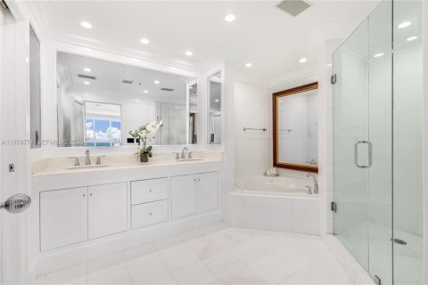 Condo in Miami Beach, Florida, 3 bedrooms  № 2027692 - photo 12