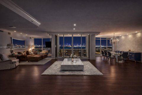 Condo in Miami Beach, Florida, 3 bedrooms  № 2027692 - photo 2