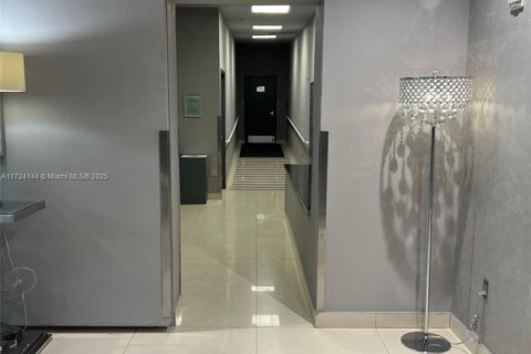 Condo in Miami, Florida, 2 bedrooms  № 1705487 - photo 9